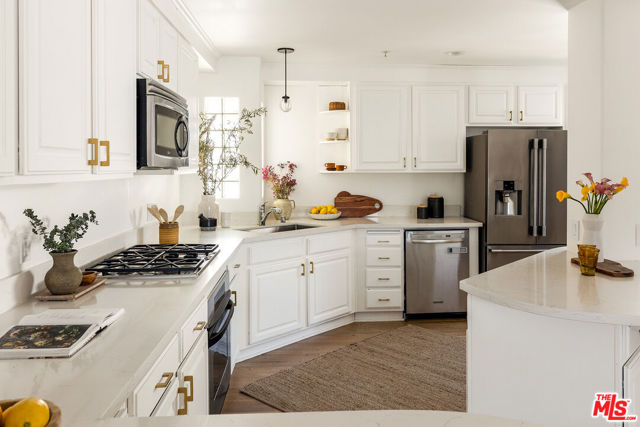 911 7th Street, Santa Monica CA: https://media.crmls.org/mediaz/f0cce959-ffae-45f7-bc7e-b0ed51b39464.jpg