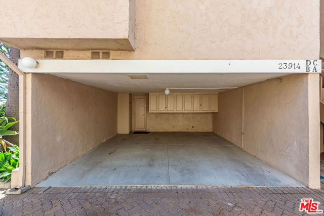 23914 De Ville Way, Malibu CA: https://media.crmls.org/mediaz/f0ce4700-4d4a-496e-ae40-47b762f2d495.jpg