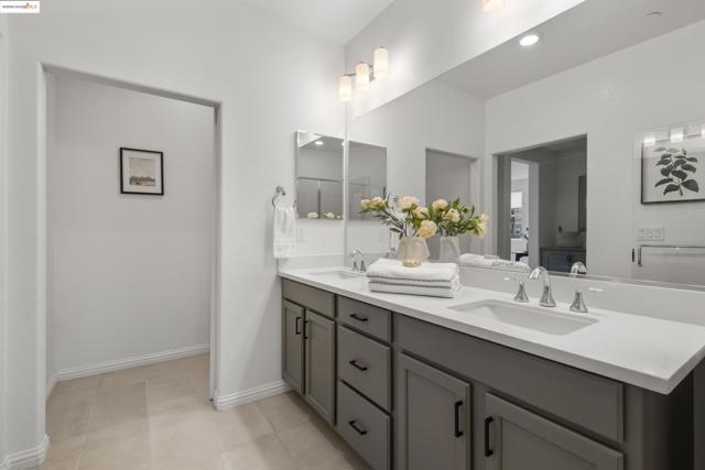 2818 Fifth Street, Alameda CA: https://media.crmls.org/mediaz/f0cedb6a-67bb-4eec-9d96-741be36116d6.jpg