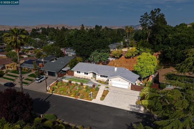 3739 Northridge Dr, Concord CA: https://media.crmls.org/mediaz/f0cef4bc-2212-41f2-994f-e9d9eed760fe.jpg