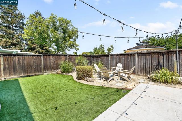 127 Sanford Ct, Brentwood CA: https://media.crmls.org/mediaz/f0cf9795-7676-4a5a-8701-c88d60fe9774.jpg