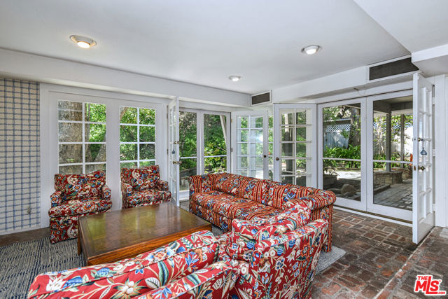 2037 Benedict Canyon Drive photo 16