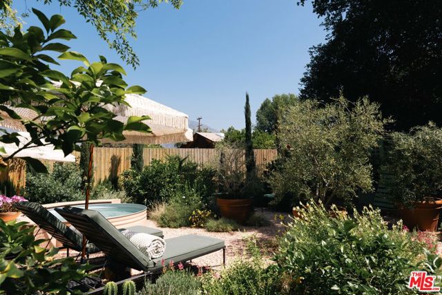 8427 Oswego Street, Sunland CA: https://media.crmls.org/mediaz/f0d033bd-6d45-40ee-bbd0-c26e3e920f64.jpg