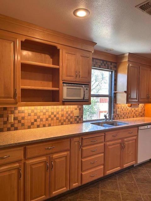 754 Meadowlark Avenue, Los Banos CA: https://media.crmls.org/mediaz/f0d038fb-d943-4bbb-aa60-da370d91a544.jpg
