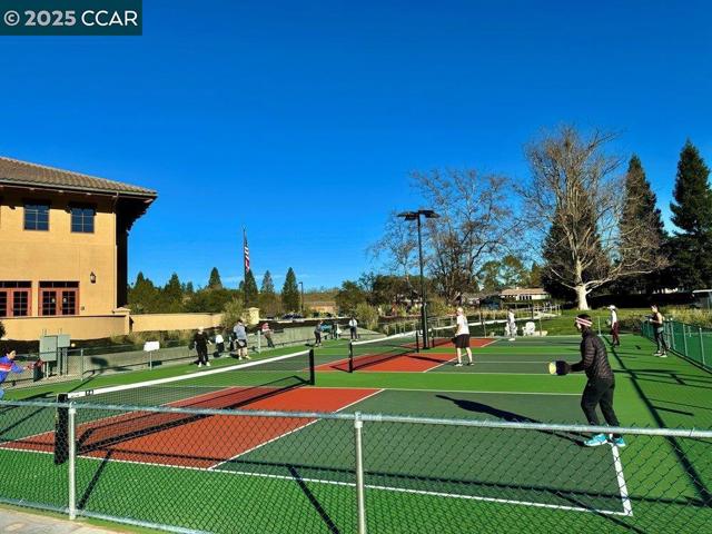 1716 Saint Andrews Drive, Moraga CA: https://media.crmls.org/mediaz/f0d139bb-3036-4f49-abe7-0444f4924710.jpg