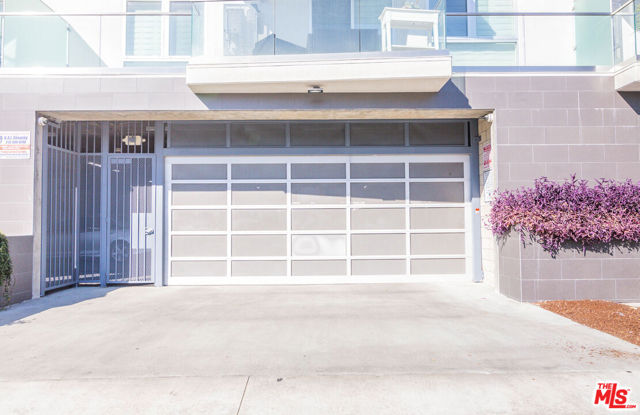 105 S Mariposa Avenue, Los Angeles CA: https://media.crmls.org/mediaz/f0d144fd-9b8b-4fbb-a362-1107fc65095e.jpg
