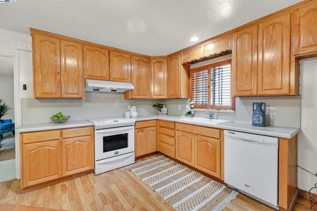 26623 ELDRIDGE AVE, Hayward CA: https://media.crmls.org/mediaz/f0d14ed4-b47a-453c-96b9-5f38b0efca23.jpg