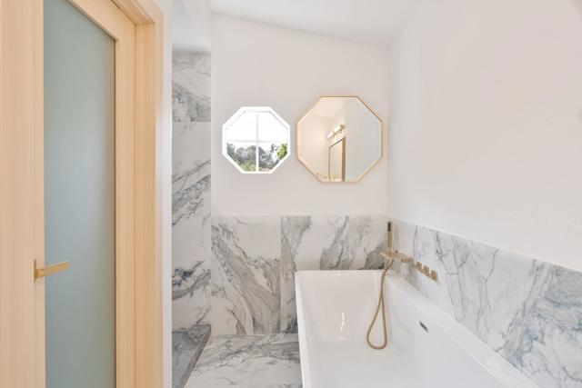 407 Via Ultimo, Encinitas CA: https://media.crmls.org/mediaz/f0d1e53c-9f40-43cb-a8ea-8f0f6a673917.jpg