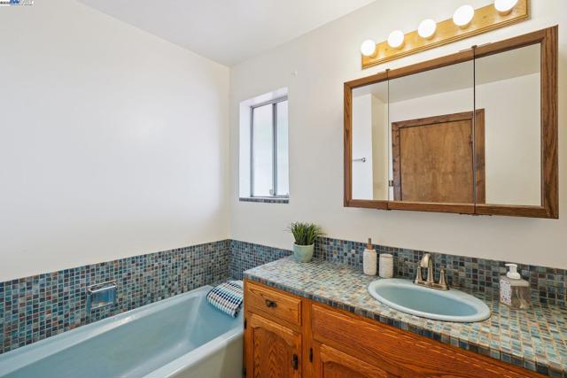 23762 Hutchinson Rd, Los Gatos CA: https://media.crmls.org/mediaz/f0d3b1da-7792-4a74-9f25-24ff6928ee2c.jpg