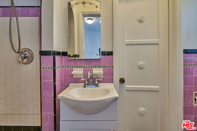 1235 HI POINT Street, Los Angeles CA: https://media.crmls.org/mediaz/f0d47779-43e0-4af3-84c5-f79d152ccb73.jpg