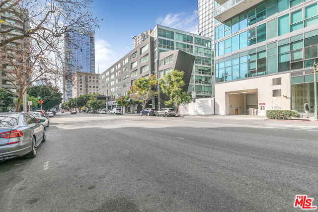 901 S Flower Street, Los Angeles CA: https://media.crmls.org/mediaz/f0d527ca-ba90-49ff-8e86-ed5b2d6d7588.jpg
