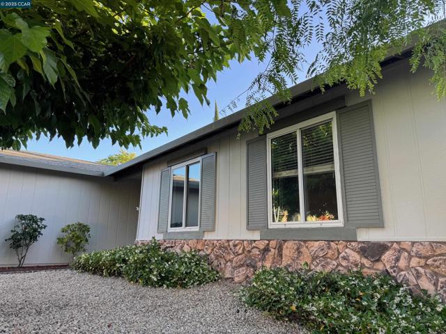 2139 Chestnut Dr, Pittsburg CA: https://media.crmls.org/mediaz/f0d53be5-42ad-4190-9420-da46c35d7b47.jpg