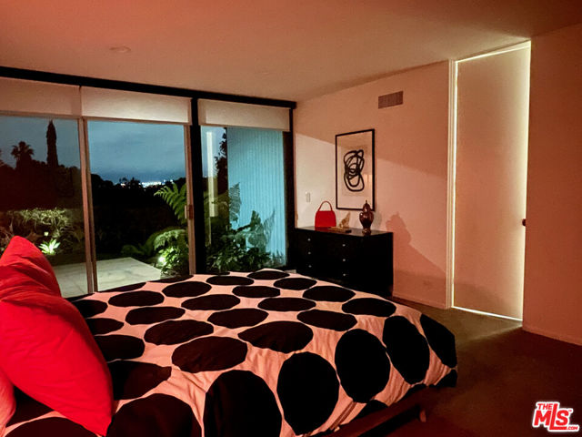 16045 Royal Mount Drive, Encino CA: https://media.crmls.org/mediaz/f0d5885f-63e6-45f1-be85-52421bda065e.jpg