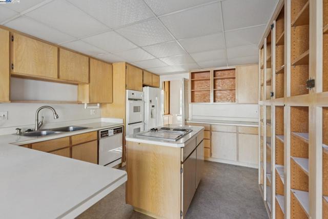 20521 Upper Hillview Dr, Sonora CA: https://media.crmls.org/mediaz/f0d5b6b5-be2e-4f83-9385-f6bcf4a9e98b.jpg