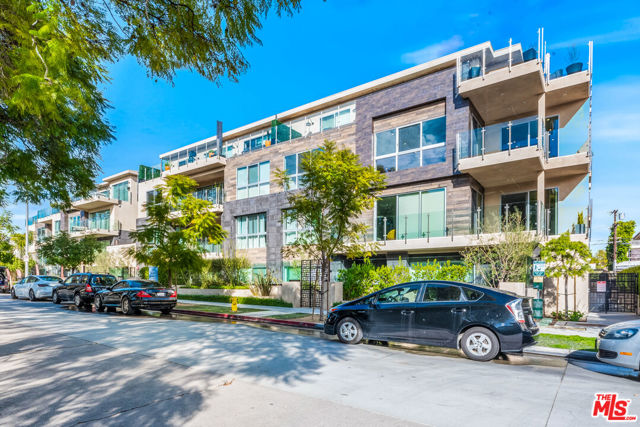 728 N Sweetzer Avenue, West Hollywood CA: https://media.crmls.org/mediaz/f0d64948-8be9-4b46-b34b-f5813bbd8127.jpg
