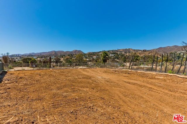 646 Las Lomas Avenue, Pacific Palisades CA: https://media.crmls.org/mediaz/f0d6547e-f766-43b2-9b62-dd76dc0b4298.jpg