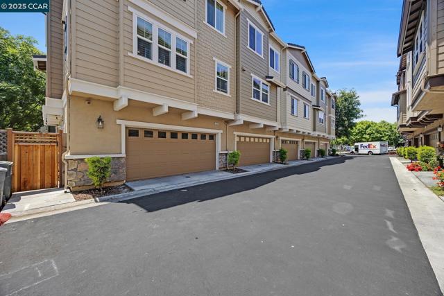 6939 Mariposa Cir, Dublin CA: https://media.crmls.org/mediaz/f0d6b8a8-ade5-4f91-a521-cc09ce371494.jpg