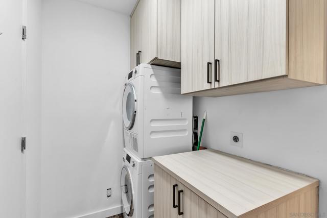 700 Front St, San Diego CA: https://media.crmls.org/mediaz/f0d72e4c-c3ff-46e0-a73a-24f5e7e9dfe3.jpg