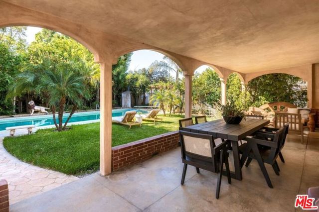 13800 Erwin Street photo 9