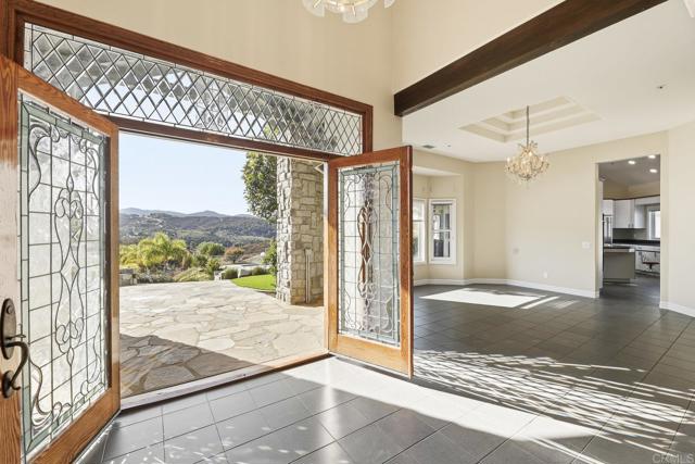 Detail Gallery Image 13 of 56 For 6802 Pakama Ln, Vista,  CA 92084 - 4 Beds | 4 Baths