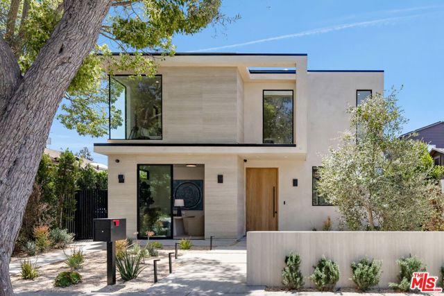 2115 Walnut Avenue, Venice CA: https://media.crmls.org/mediaz/f0d8aeb5-19eb-43b8-a900-5fc451aecc4e.jpg