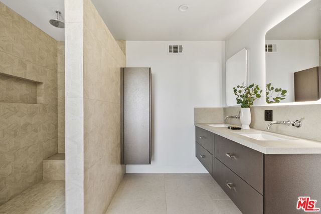 2380 Venus Drive, Los Angeles CA: https://media.crmls.org/mediaz/f0d8b775-514a-4095-826c-49150c6880e3.jpg