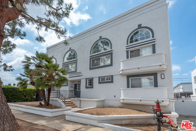 3949 Bentley Avenue, Culver City CA: https://media.crmls.org/mediaz/f0d8d3b1-51ed-4c5e-9a53-e963ceba10fd.jpg