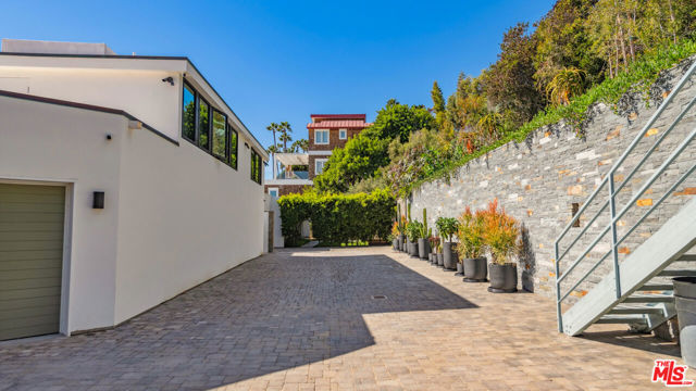 31388 Broad Beach Road, Malibu CA: https://media.crmls.org/mediaz/f0d8fe5a-f8e2-4667-91b3-b937ccbb6d29.jpg