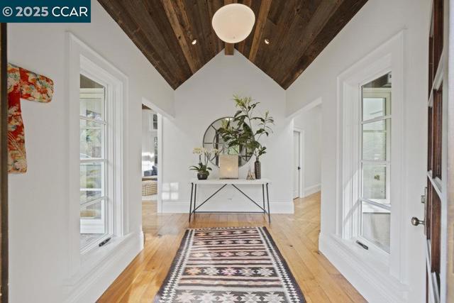 15 Cascade Ln, Orinda CA: https://media.crmls.org/mediaz/f0d9471e-5b71-436d-9fb0-f3654b4a1bb4.jpg