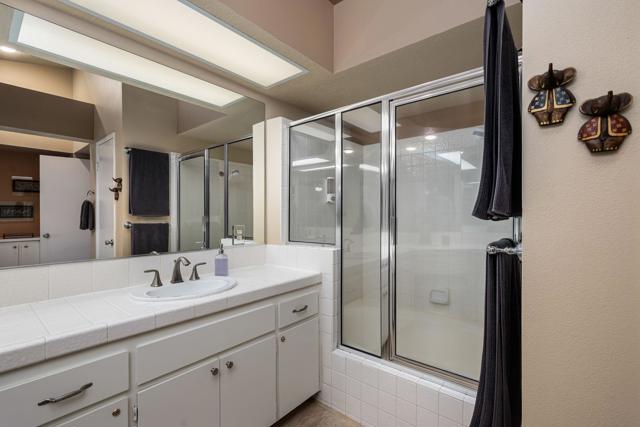 285 Desert Falls E Drive, Palm Desert CA: https://media.crmls.org/mediaz/f0dcc5cc-2bf8-4c79-a3a4-9c1108d86e42.jpg