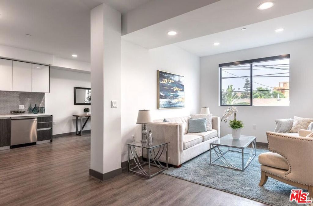 552 N Hobart Boulevard #208