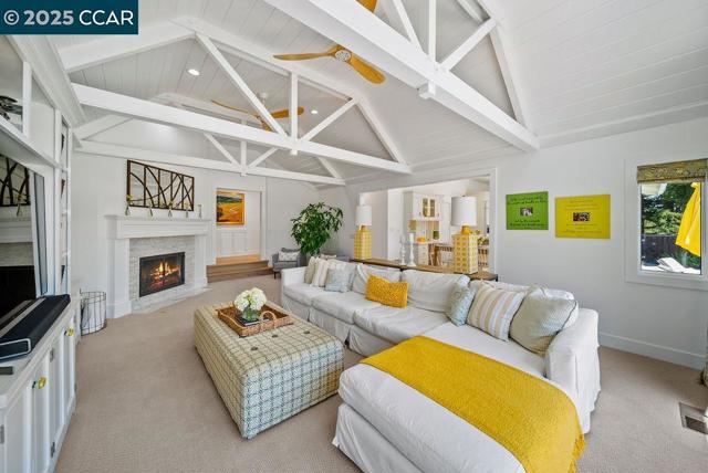 33 Los Arabis Circle, Lafayette CA: https://media.crmls.org/mediaz/f0df3843-59fa-4d89-888e-352195a90a84.jpg