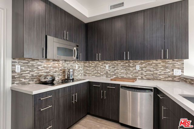 5670 Wilshire Boulevard, Los Angeles CA: https://media.crmls.org/mediaz/f0df47f9-f7a5-40f9-a40f-134ba1ae9747.jpg