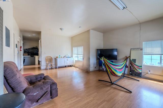 1437 25Th Ave, Oakland CA: https://media.crmls.org/mediaz/f0dfdf34-326a-43cc-899f-e6a31620c87f.jpg