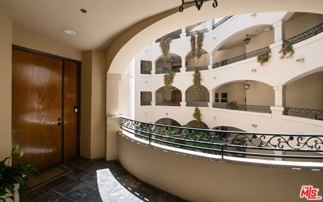 10364 Almayo Avenue, Los Angeles CA: https://media.crmls.org/mediaz/f0dffee7-5260-4d55-a31c-a9edfab2130e.jpg