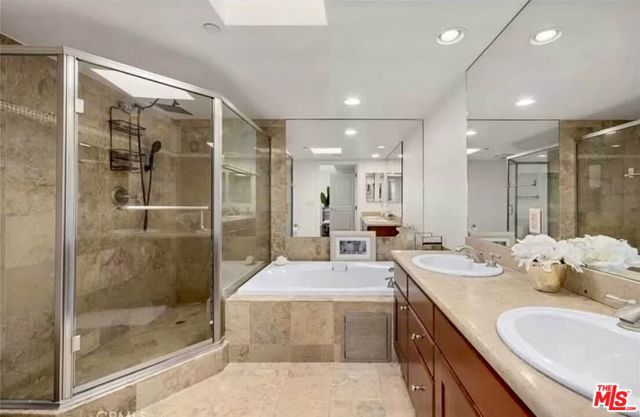 1621 Barry Avenue, Los Angeles CA: https://media.crmls.org/mediaz/f0e17a60-b5f4-4288-92f4-46f9d23aa7f8.jpg