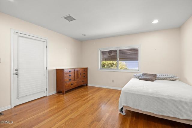 142 Poinsettia Gardens Drive, Ventura CA: https://media.crmls.org/mediaz/f0e2e502-f015-4970-95ad-4afd1f55b9c7.jpg