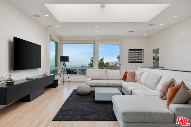 2742 Creston Drive, Los Angeles CA: https://media.crmls.org/mediaz/f0e32d77-06ae-4641-a08e-0c14eb94a38d.jpg