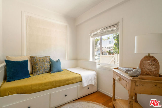 522 Altair Place, Venice CA: https://media.crmls.org/mediaz/f0e37e8f-c912-4fa4-b79b-ddef69700063.jpg