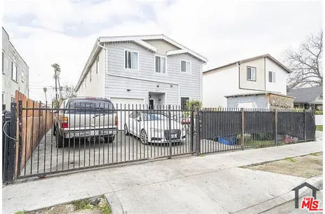 5917 Denver, Los Angeles CA: https://media.crmls.org/mediaz/f0e37ed2-c70e-4865-99ad-af62b500df0b.jpg