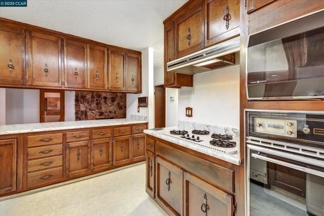 1069 16Th St, Oakland CA: https://media.crmls.org/mediaz/f0e3987f-22b3-4104-8897-9b5728826400.jpg