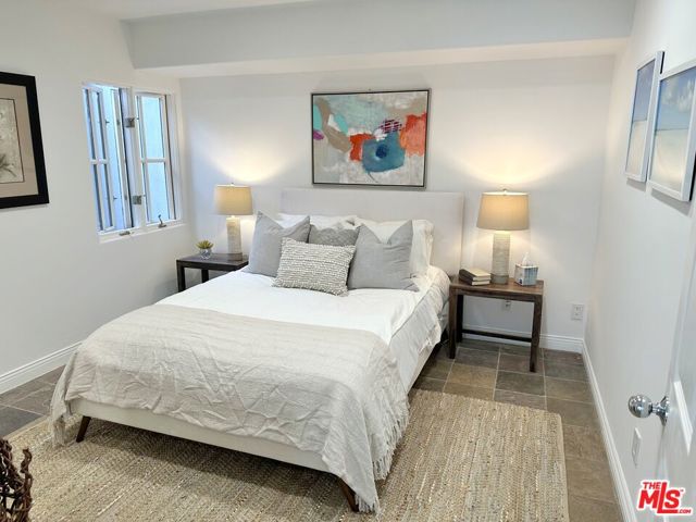 723 10th Street, Santa Monica CA: https://media.crmls.org/mediaz/f0e3ee79-b228-4111-8639-8f938c383799.jpg