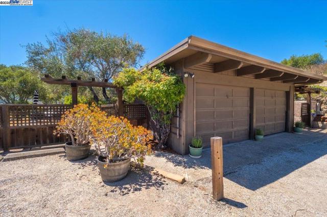 15335 Via Los Tulares, Carmel Valley CA: https://media.crmls.org/mediaz/f0e4360a-5302-4ee1-a763-0c39db294804.jpg