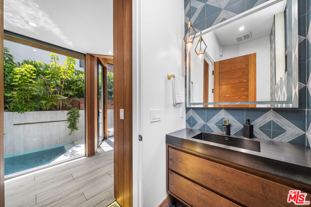 836 California Avenue, Venice CA: https://media.crmls.org/mediaz/f0e540ee-5e22-47e1-8fe8-121d90b53c86.jpg