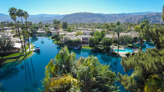 125 Lakeshore Drive, Rancho Mirage CA: https://media.crmls.org/mediaz/f0e6182e-49b4-484d-99c8-0aceacf5a5d8.jpg