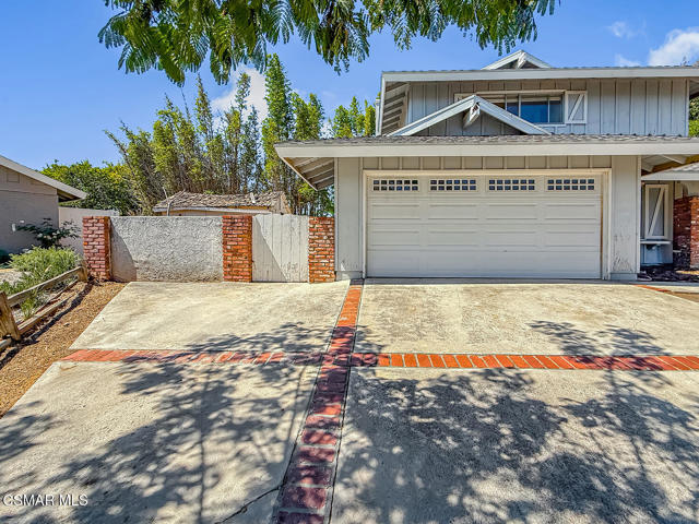 136 Erten Street, Thousand Oaks CA: https://media.crmls.org/mediaz/f0e7a2cd-6715-447e-aaa9-5e90e1127ed5.jpg