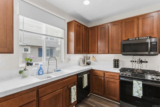 Detail Gallery Image 6 of 31 For 1603 Yellow Pine Pl, Chula Vista,  CA 91915 - 3 Beds | 3/1 Baths