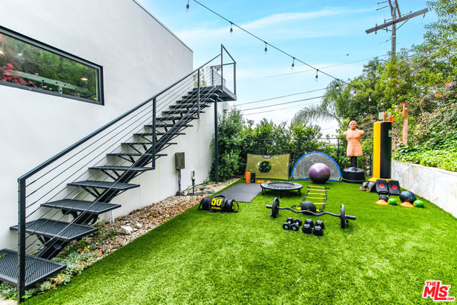 9323 Flicker Way, Los Angeles CA: https://media.crmls.org/mediaz/f0e90370-64f8-4942-9c5d-c3011205cae1.jpg
