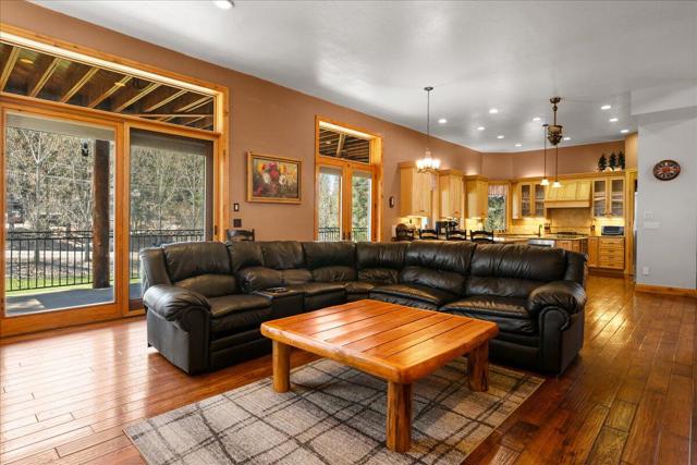 1215 Wolf Creek Court, Big Bear CA: https://media.crmls.org/mediaz/f0eae2d9-070f-4e9d-b57a-284ed83c3bf2.jpg