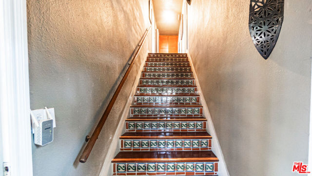1277 S Orange Drive, Los Angeles CA: https://media.crmls.org/mediaz/f0ebc3aa-8525-4198-94e5-da9d33bb78f4.jpg